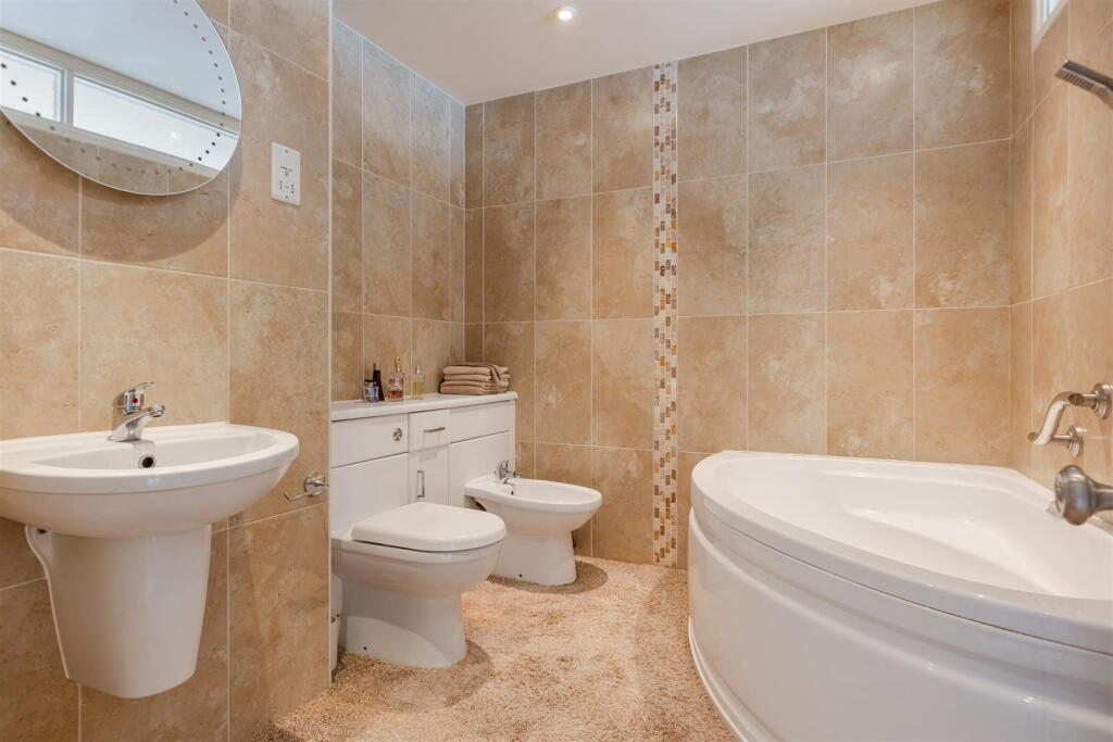 A24 - A Imperial Court, Flat D, Torquay - 250514.j