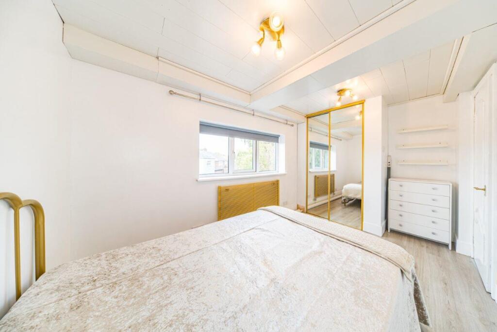 31 Windsor Road bedroom 1 3.jpg