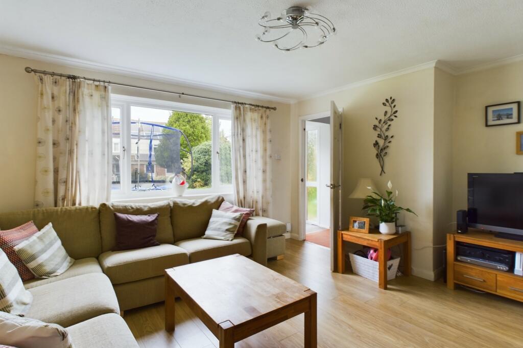 CAM02519G0-PR0196-STILL005