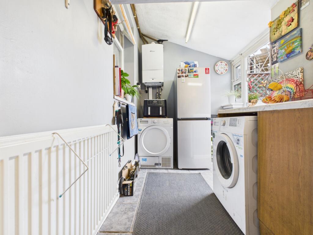 CAM03729G0-PR0107-STILL021