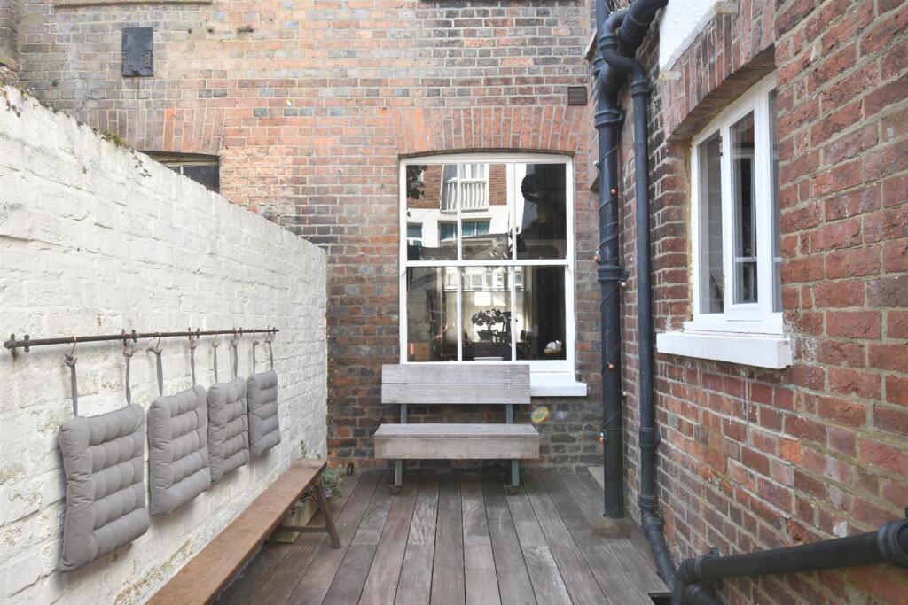 Courtyard garden