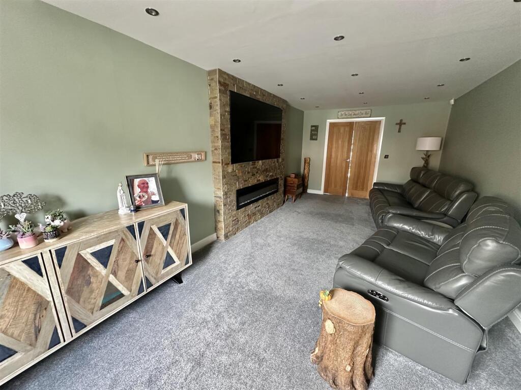 Bramleys Estate Agents - Little Green Lane - Heckm