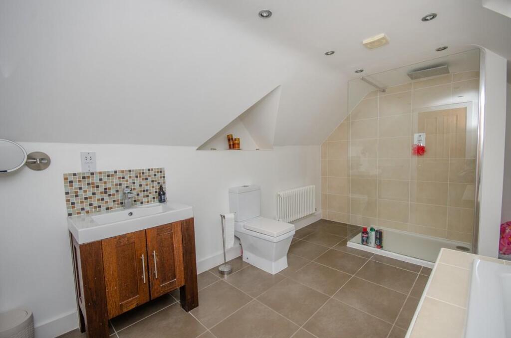 master ensuite.jpg
