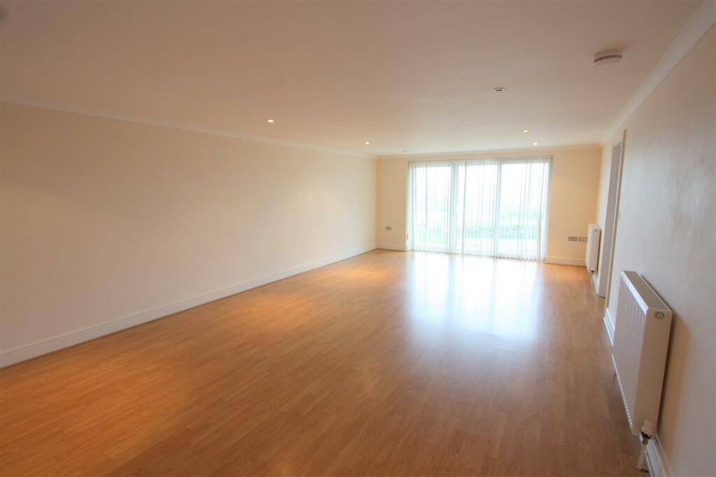 5 Longshore Apartments Lounge