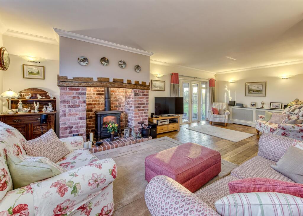 Midway House-lounge1.jpg