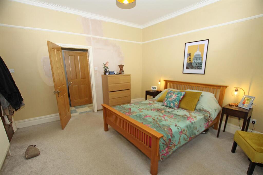 Bedroom 1b.jpg