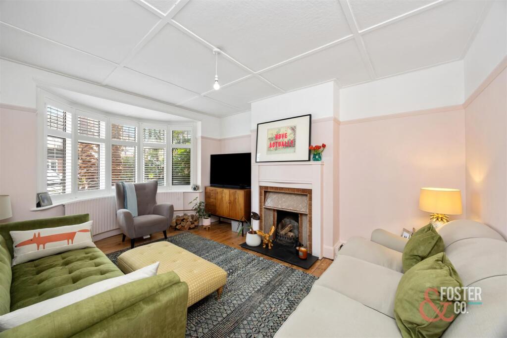 Amesbury Crescent, 4-013.jpg