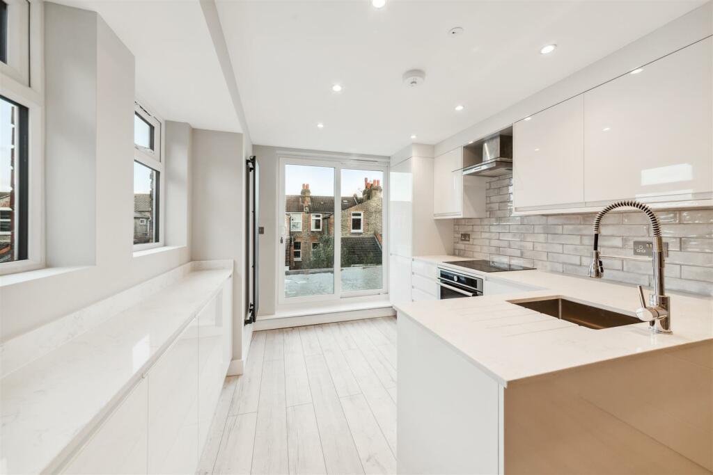 Flat 3, 52 Gilbey Road, SW17 0QG-6.jpg