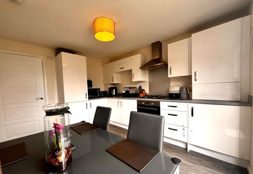 5. Kitchen 2.jpeg