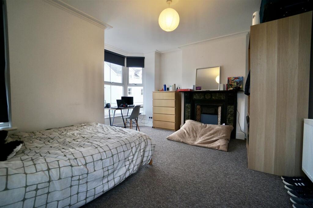 Bed3.jpg