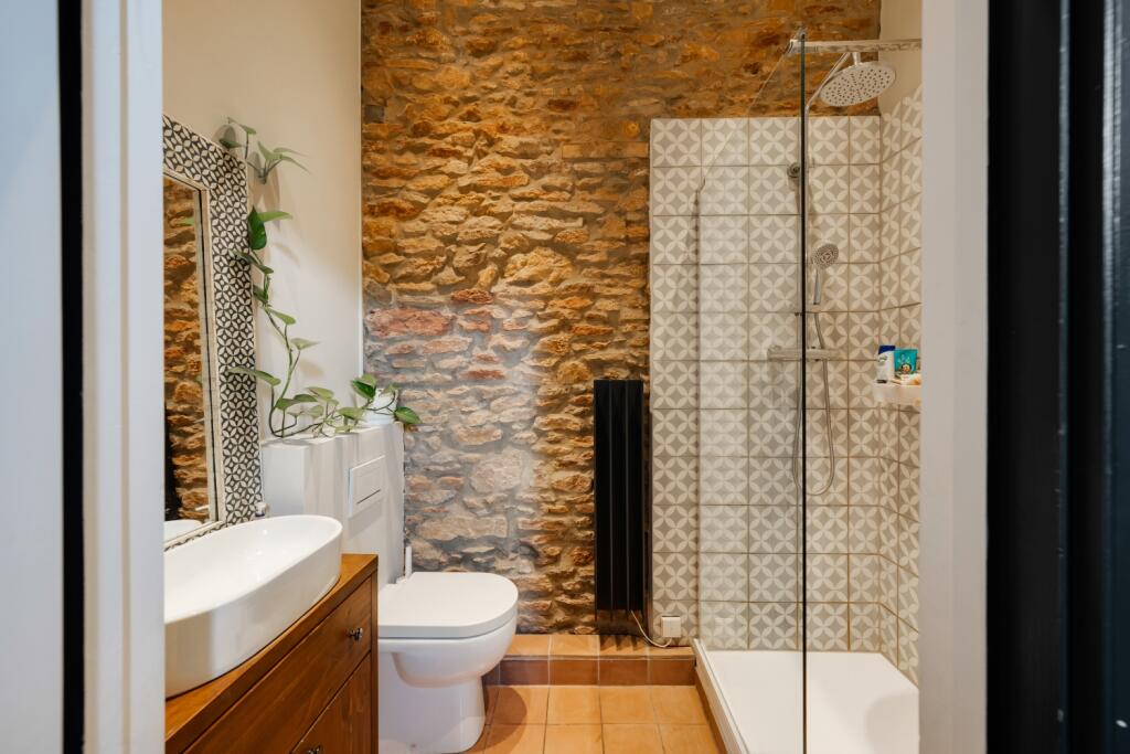En-suite shower