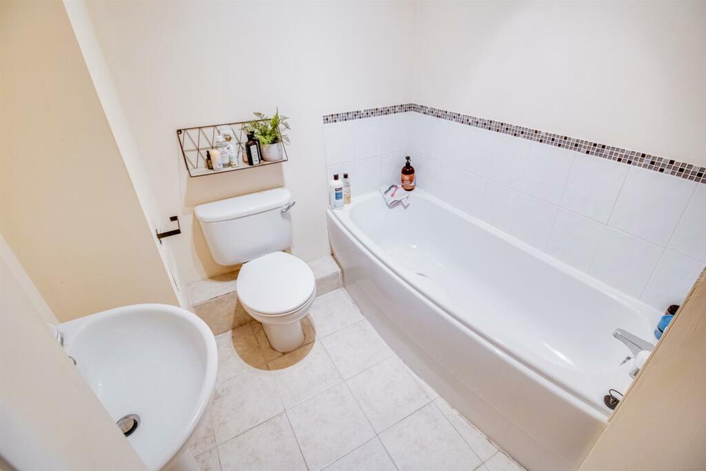 BATHROOM/W.C.