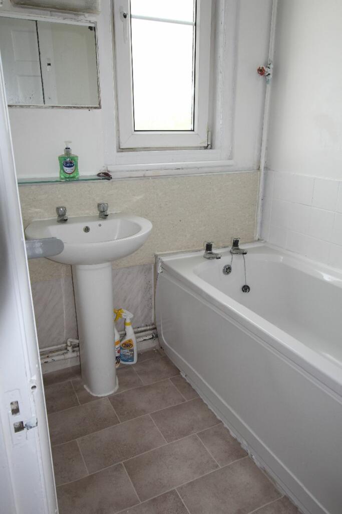 1ST Floor Bathroom.
