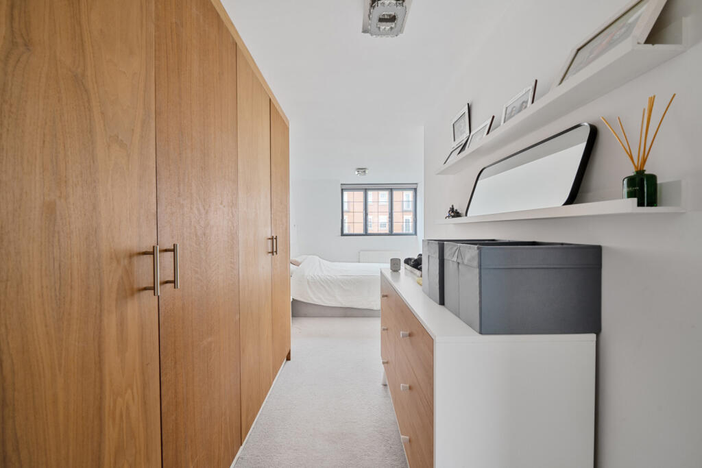 1300586-1-684186a...