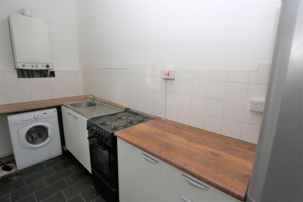 2, 25 CHATHAM PLACE KITCHEN 2.jpg