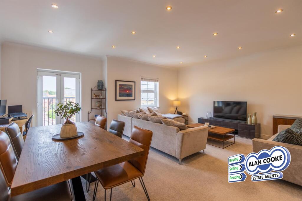 OPEN PLAN LOUNGE/DINING