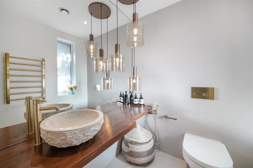 2 Sir Alexander Close - ZDLme0kycSRELtd2yGLd.jpg