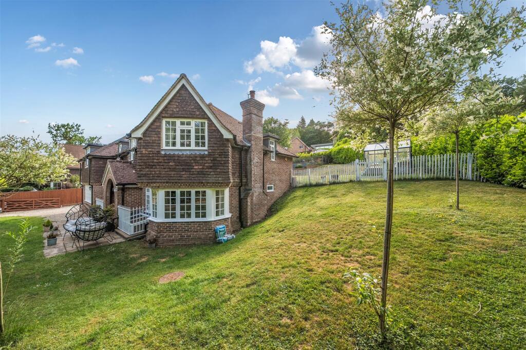 Hillgrove Garden Side View.jpg