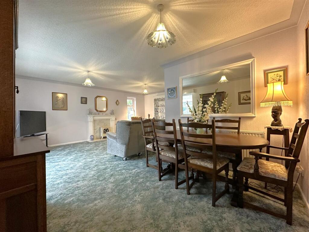 Spacious Lounge/Diner 315