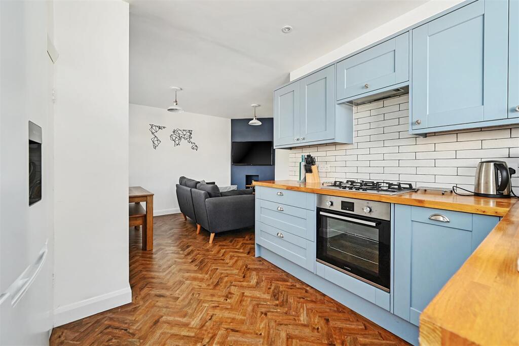 Applesham Way BN41 (8).jpg