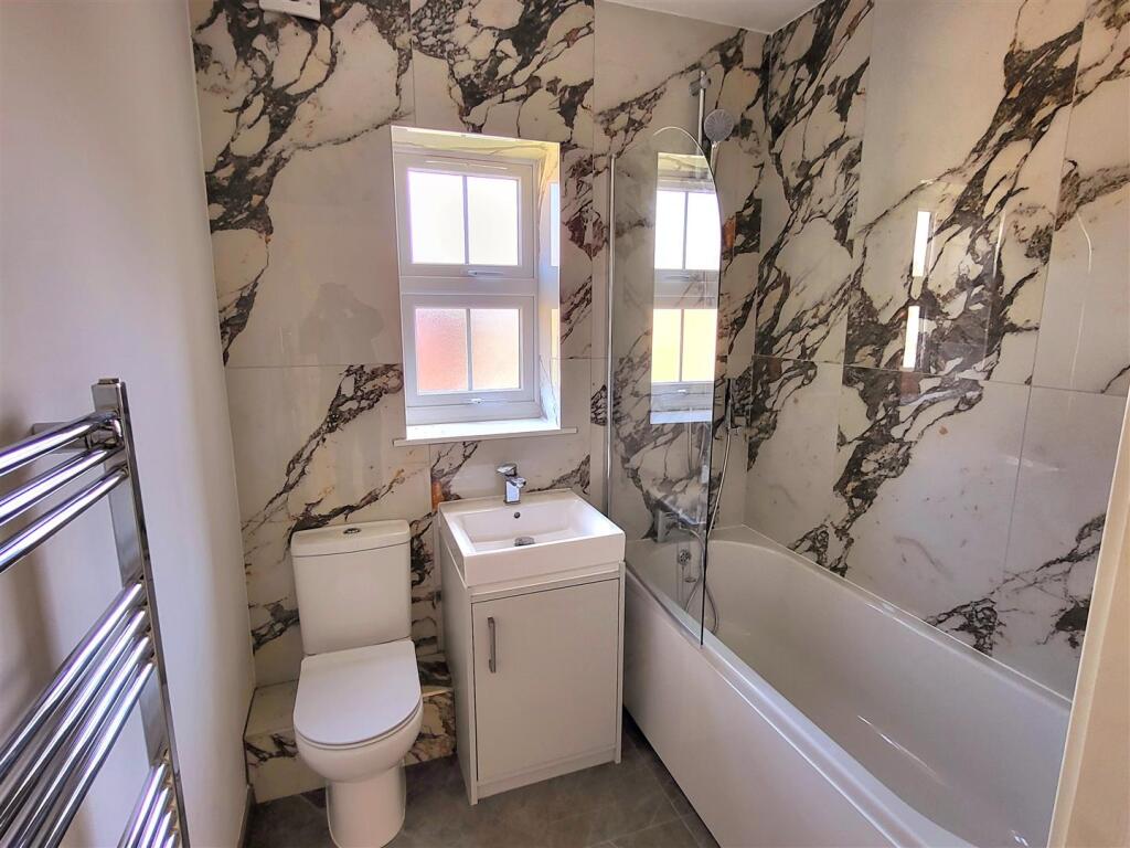 2nd f bath.jpg