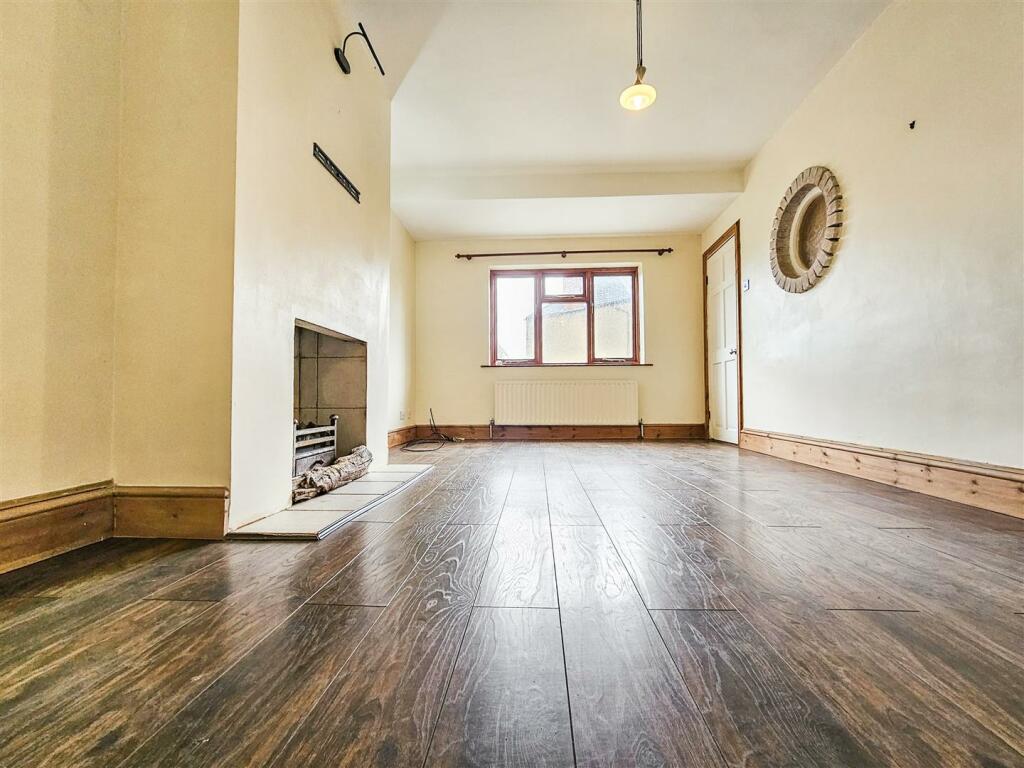 Main Street, Rosliston (10).jpg