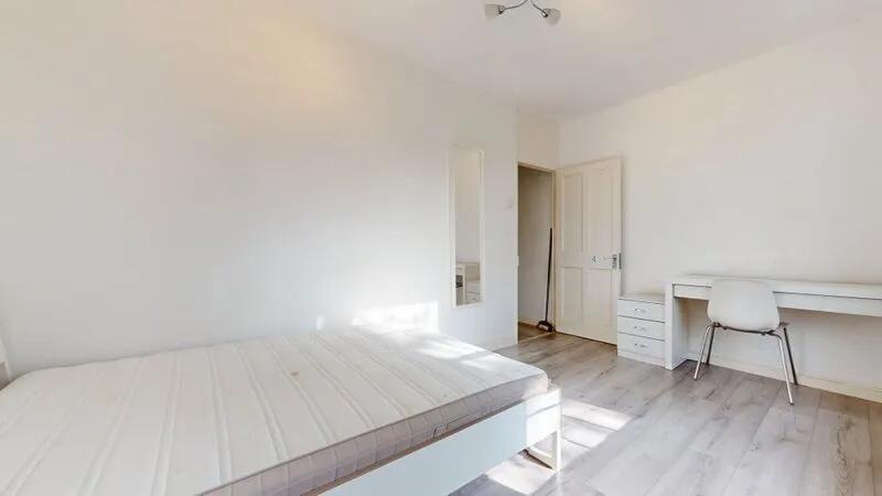 Bright and clean double bedroom featuring a lar...