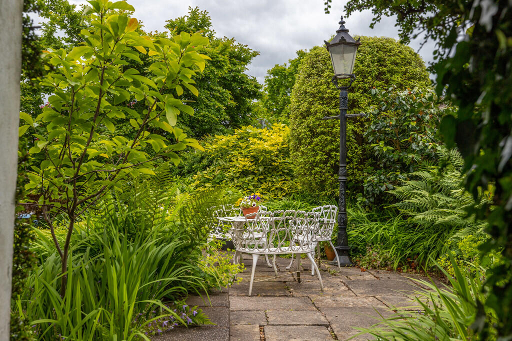 Seating area to t...