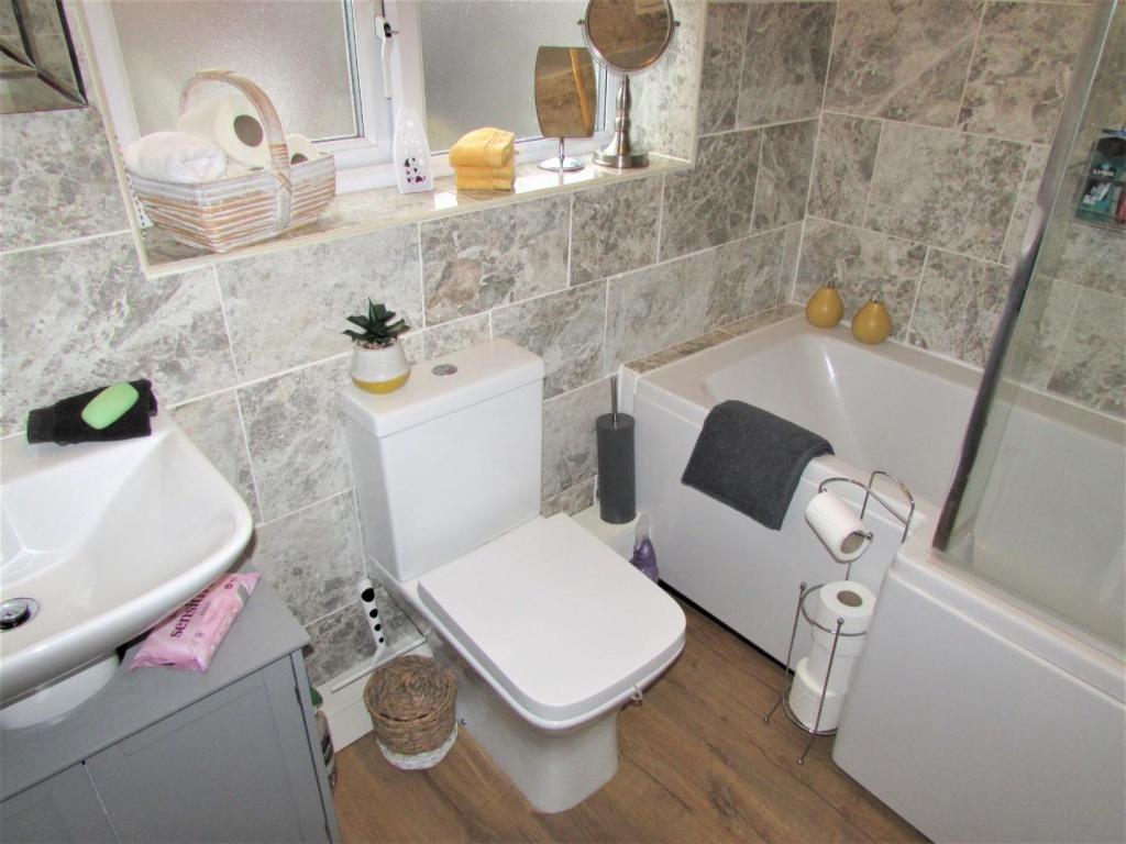 ThornAve12bath1.JPG