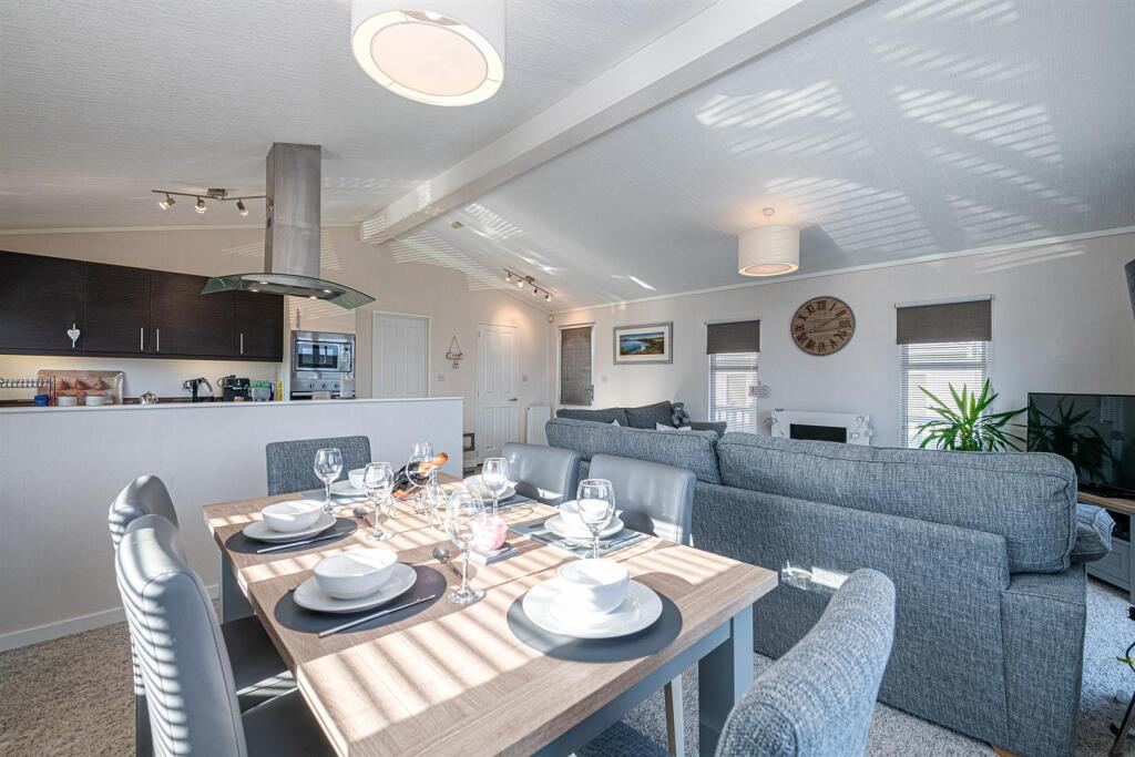 R19 DINING AREA