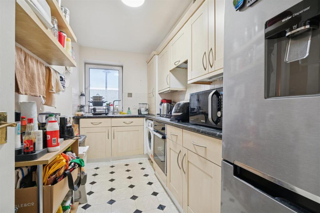 23 Viscount point, 199 The broadway, sw19 kitchen 