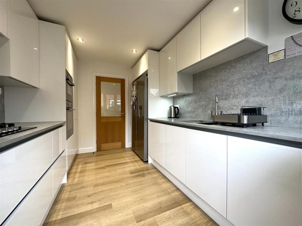 Attractive Contemporary Kitchen 996