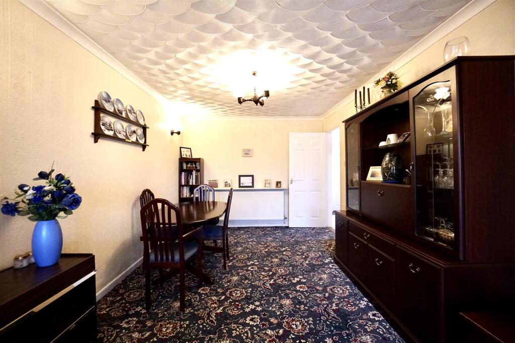 Lounge/dining room