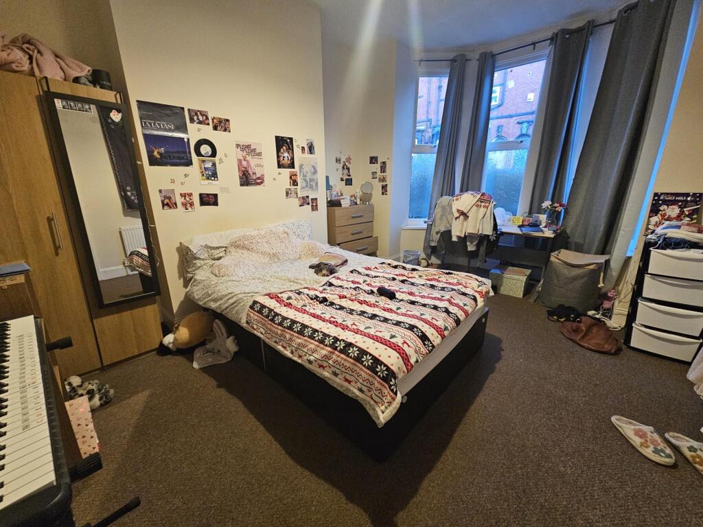 Bright, cozy double bedroom with a large bay wi...