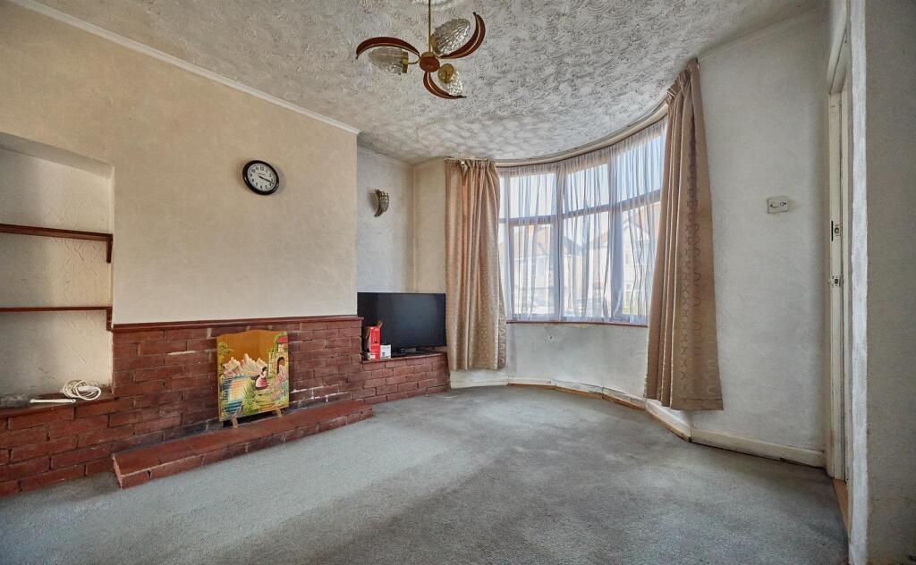 LOUNGE TO FRONT