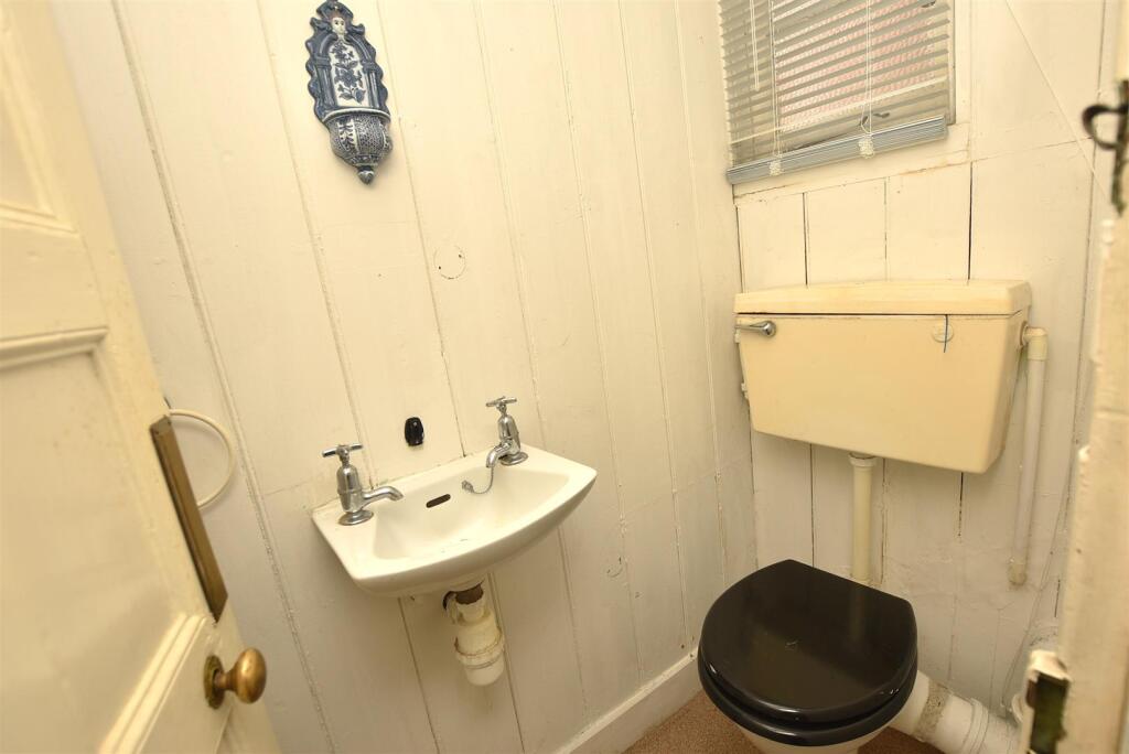 Separate WC (1st floor)