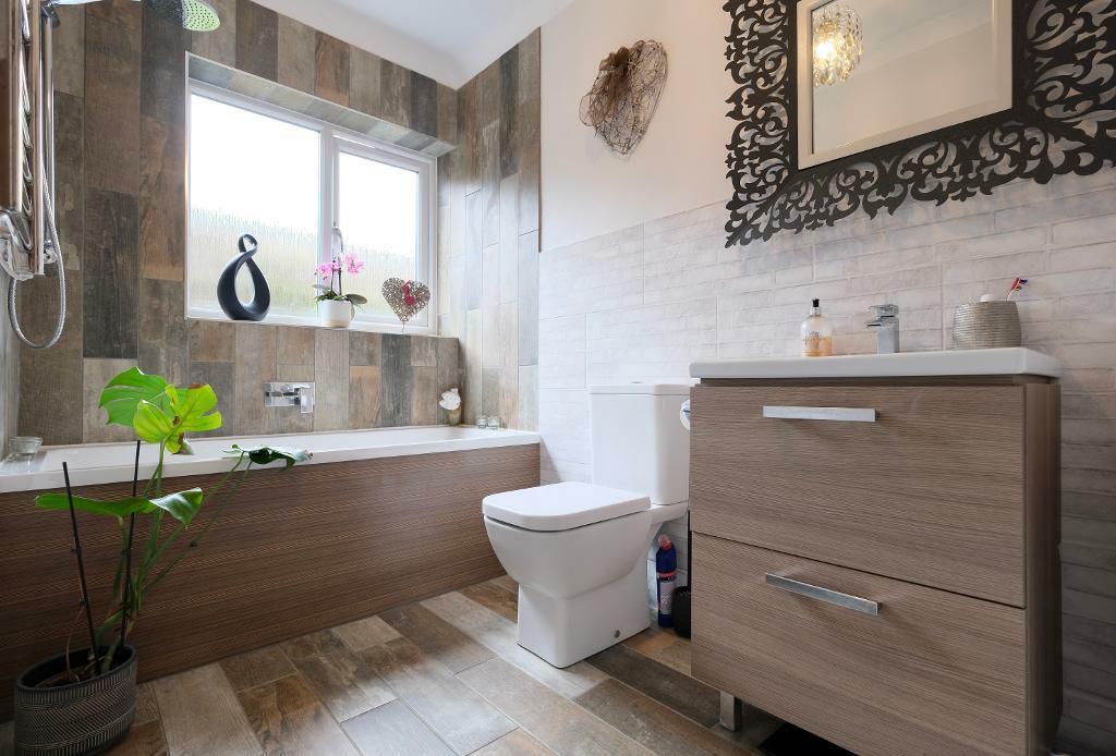 Family bathroom &amp; shower