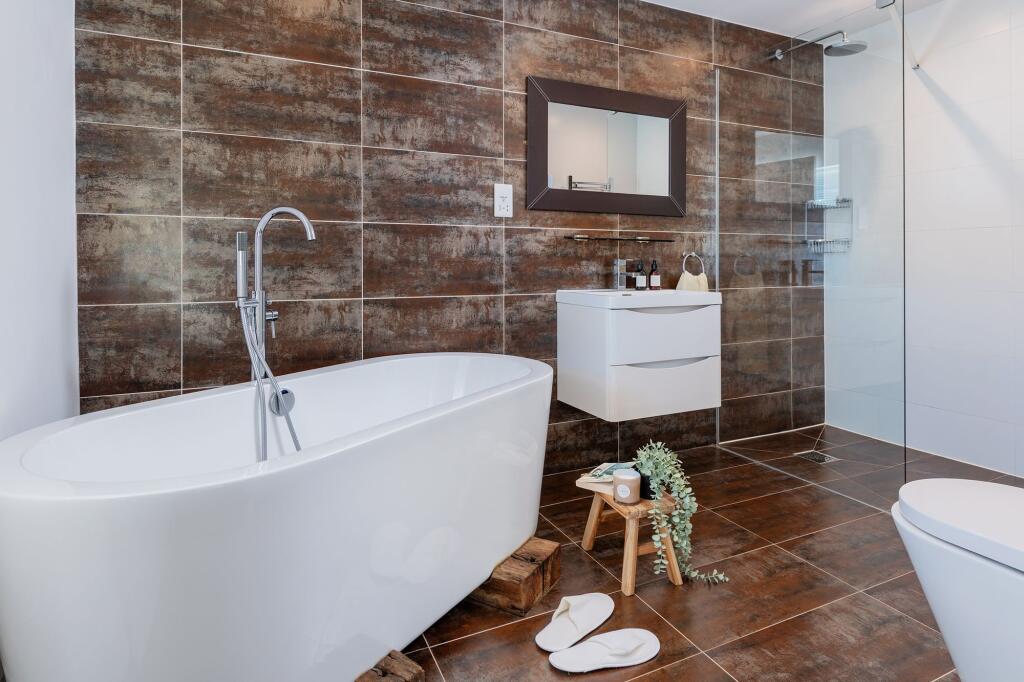 Ensuite Bath &amp; Shower room for Bedroom 12 Yorke Road, Dartmouth