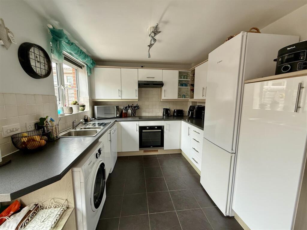 Kitchen/Dining Room: