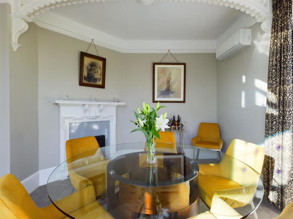 Dining room (2).jpg
