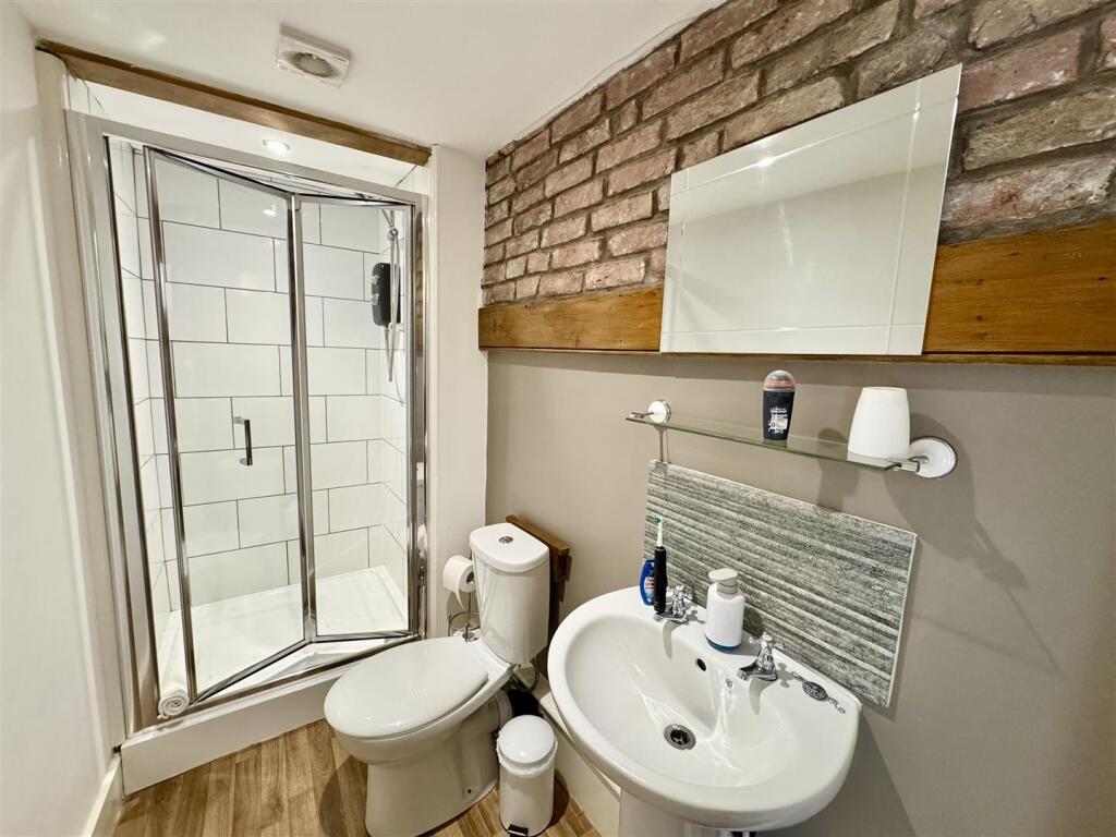 EN-SUITE SHOWER ROOM