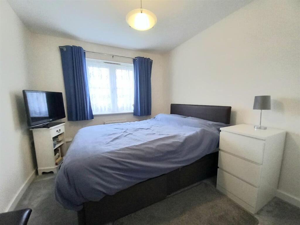 1 Curlew Drive Bed 3.jpg