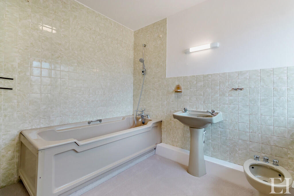 8658771-interiorW...