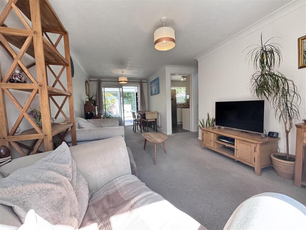 Swan Close Lounge 3.jpg