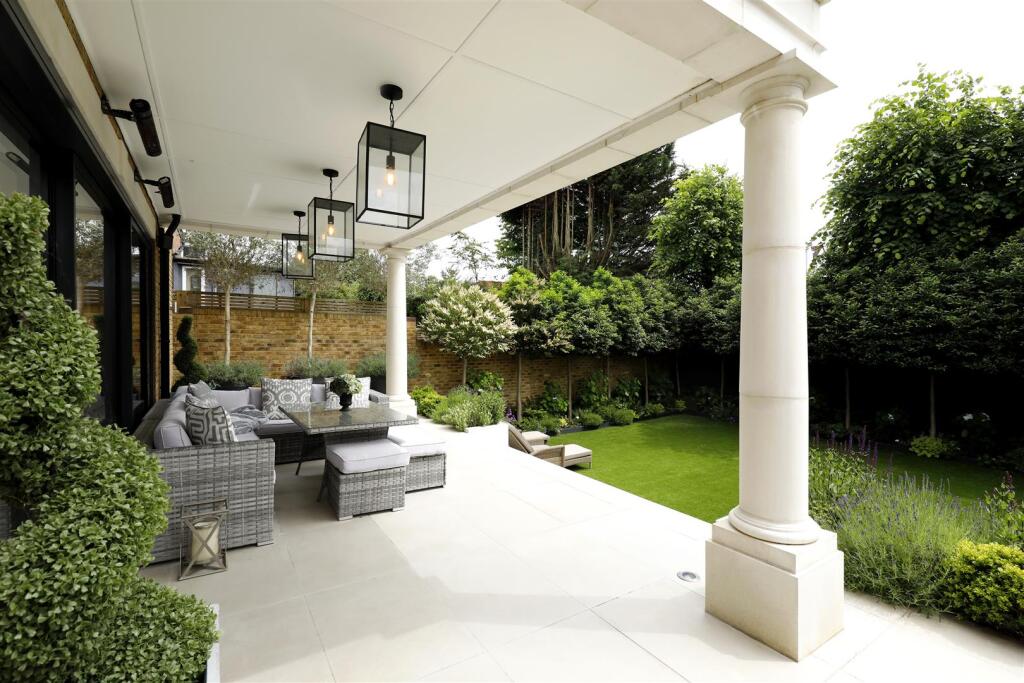 Cottenham Pk Rd 121 - Terrace lamps.jpg