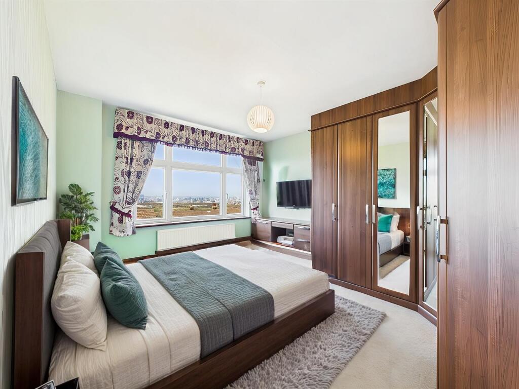 CAM02664G0-PR0099-STILL025 - Bedroom - Modern - 19