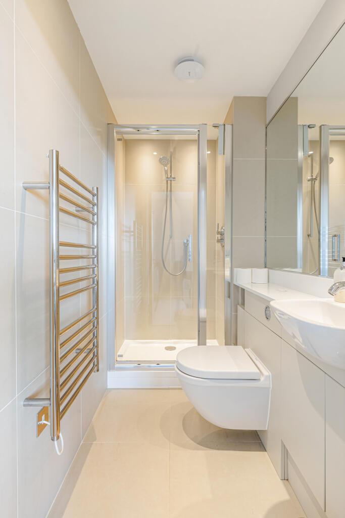 19 En Suite  4 The Manor House, Hillfield - 250912