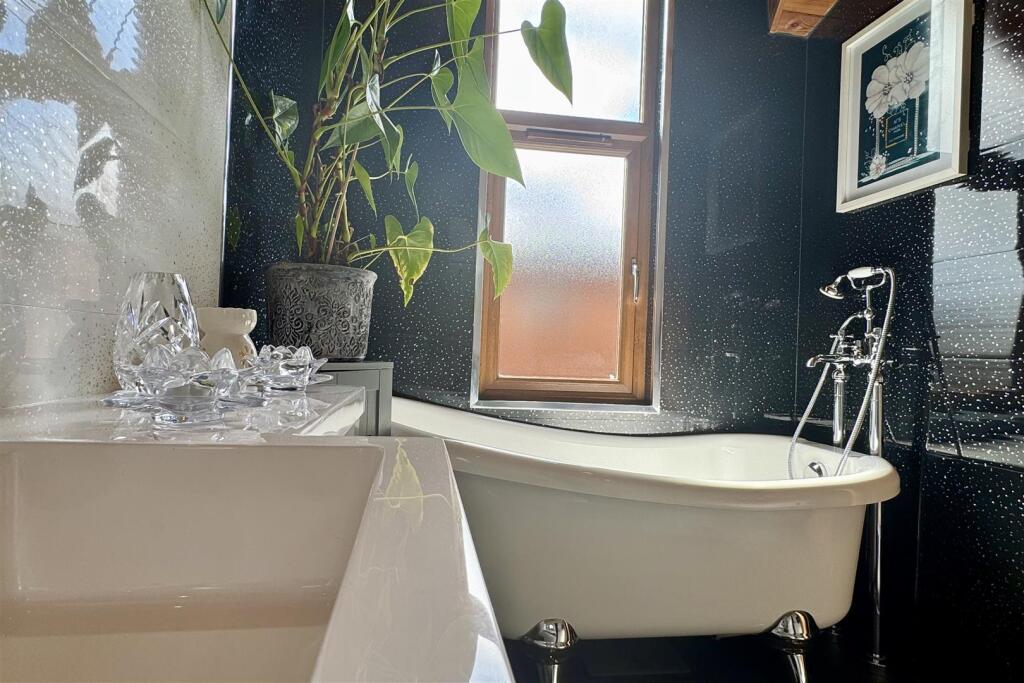 Ensuite bath/shower Room