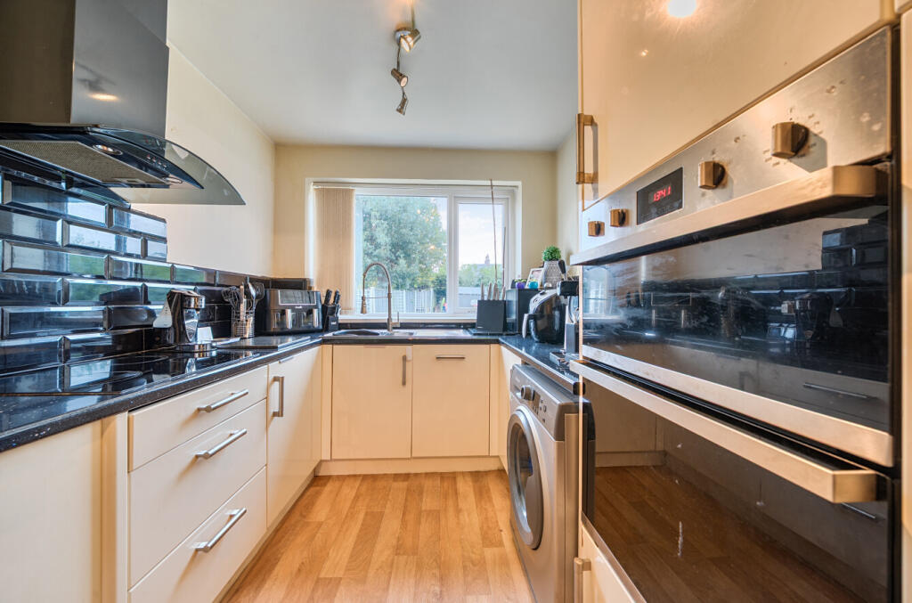 1368861-15-68f242...