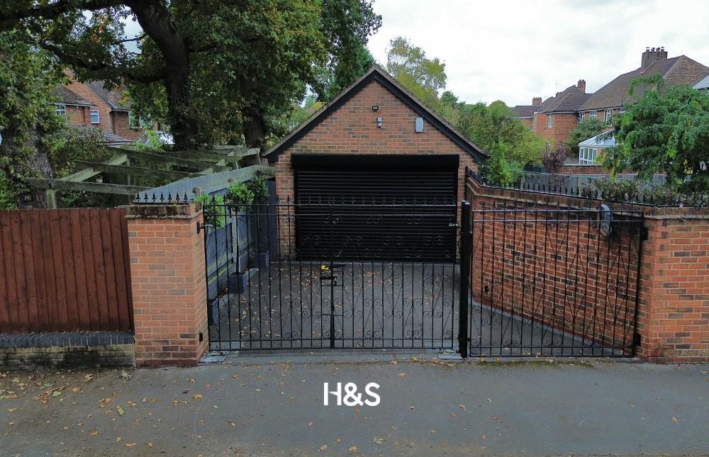 100A Fabian Crescent - garage 2.jpg